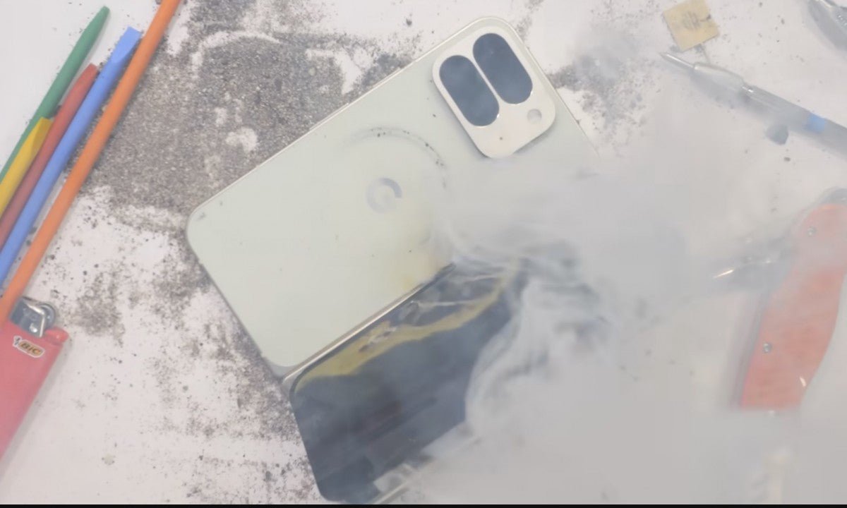 Google Pixel 10 Pro Fold'un bataryası aşırı dayanıklılık testi sırasında patladı