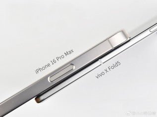 Görüntüler, vivo X Fold5'in kalınlığını iPhone 16 Pro Max ile karşılaştırıyor