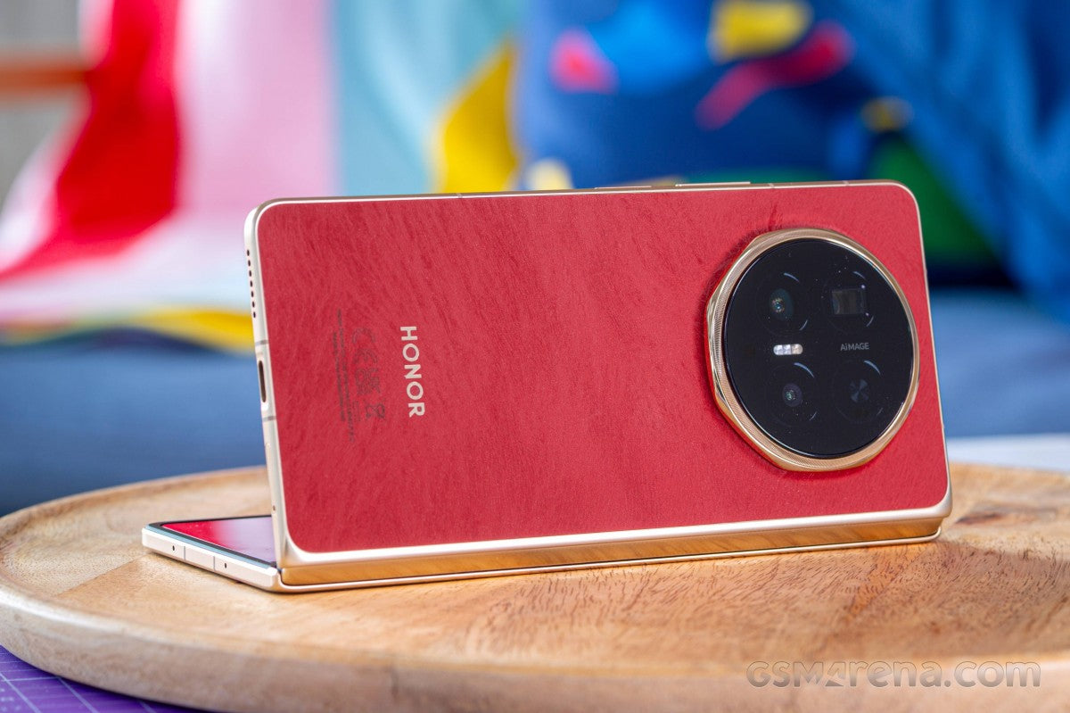 Bu Kırmızı Renkte Honor Magic V6
