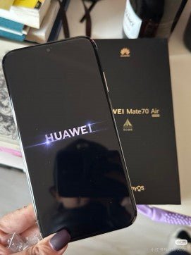 Huawei Mate 70 Air kameraya poz veriyor