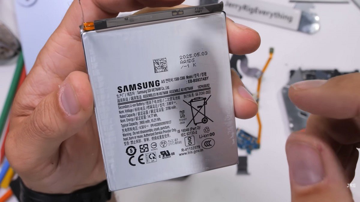 Ice Universe, Galaxy S26 Edge'in kalınlığını açıklıyor, batarya kapasitesinde fikrini değiştiriyor.