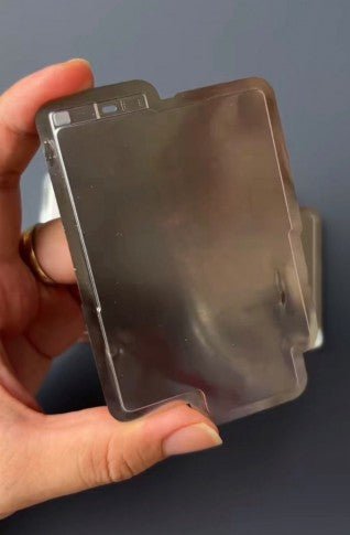 iPhone 17 Air'ın şaşırtıcı derecede ince bataryası kameraya poz veriyor