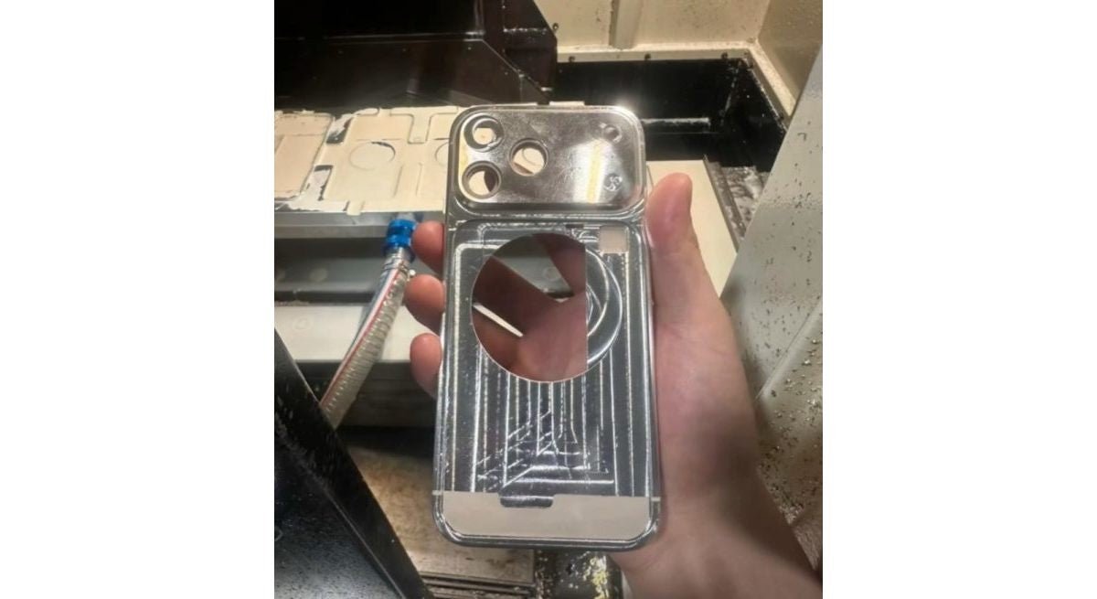 iPhone 17 Pro'nun yer değiştirmiş antenlere sahip olması bekleniyor.