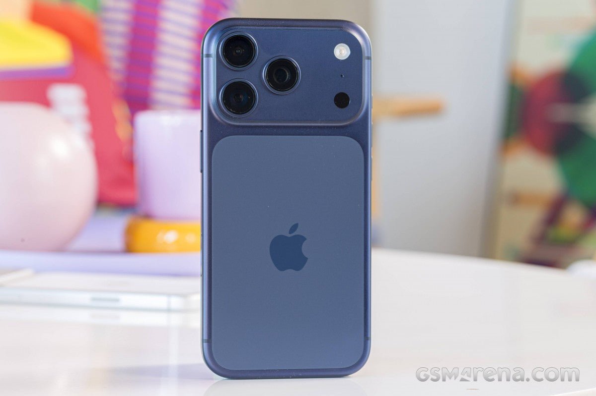 iPhone 18 Pro'nun ilginç yeni arka tasarıma sahip olacağı ve daha küçük bir ekran deliği olacağı söyleniyor. 

Translation: iPhone 18 Pro'nun ilginç yeni arka tasarımına sahip olacağı ve daha küçük bir ekran deliği olacağı söyleniyor.