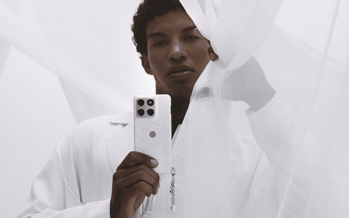 Motorola, Swarovski kristalleri ile özel sürüm Edge 70'i tanıttı.