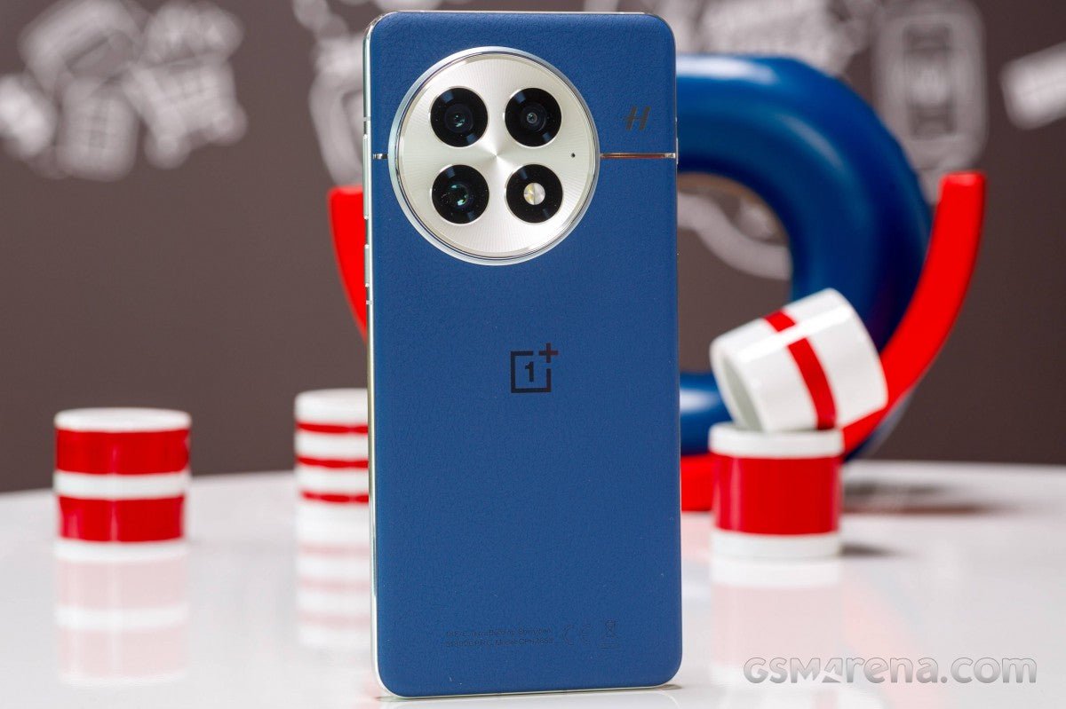 OnePlus 13, en son OxygenOS güncellemesi ile 50MP fotoğraf düzenleme ve bypass şarj desteği alıyor