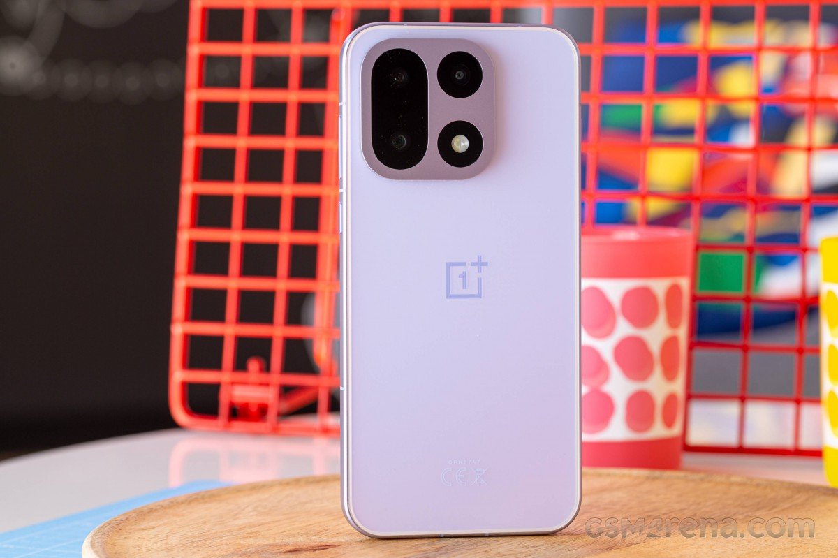 OnePlus 15 zaten ilk güncellemesini alıyor