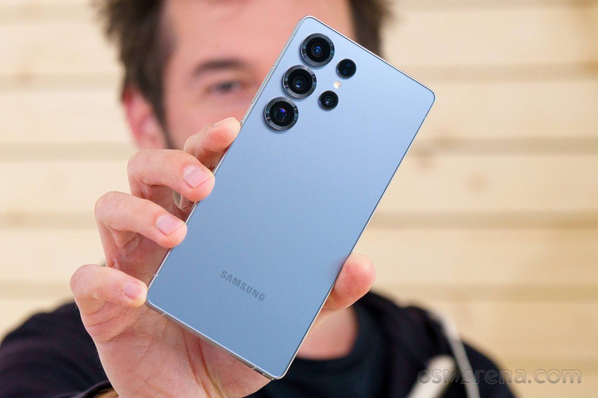 Samsung Galaxy S26 Ultra'nın pilinin daha büyük olacağı ve daha hızlı şarj olacağı açıklandı.