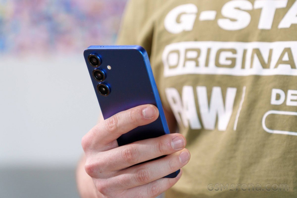 "Samsung Galaxy S26'dan Bomba Haber: Silikon-Karbon Pil ile Geliyor!"