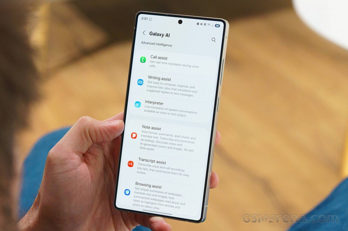 Samsung, telefonlarının yapay zeka yeteneklerini Google'ın Gemini'sinin ötesine genişletmek istiyor