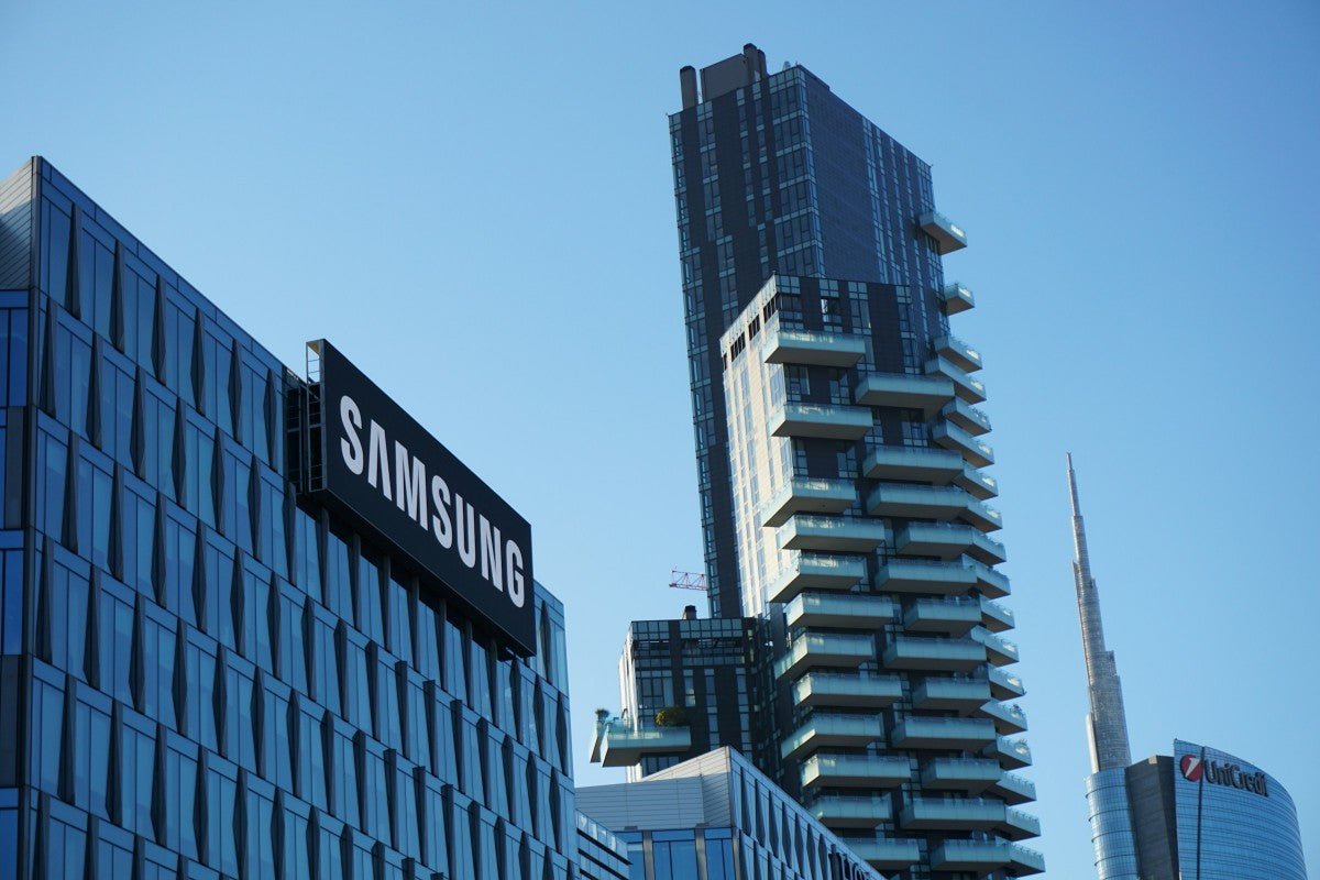 Samsung'un üç katlı akıllı telefonu daha önce bildirildiği kadar yakın zamanda gelmeyebilir
