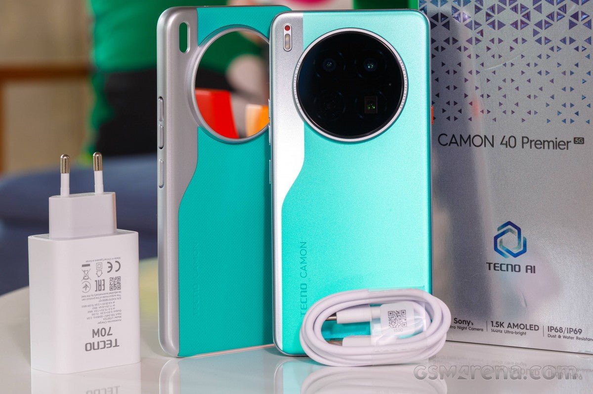 Tecno Camon 40 Premier'in kutu açılımı