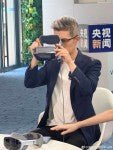 vivo Vision karma gerçeklik başlığı sergileniyor, testçiler rahat tasarımını övüyor