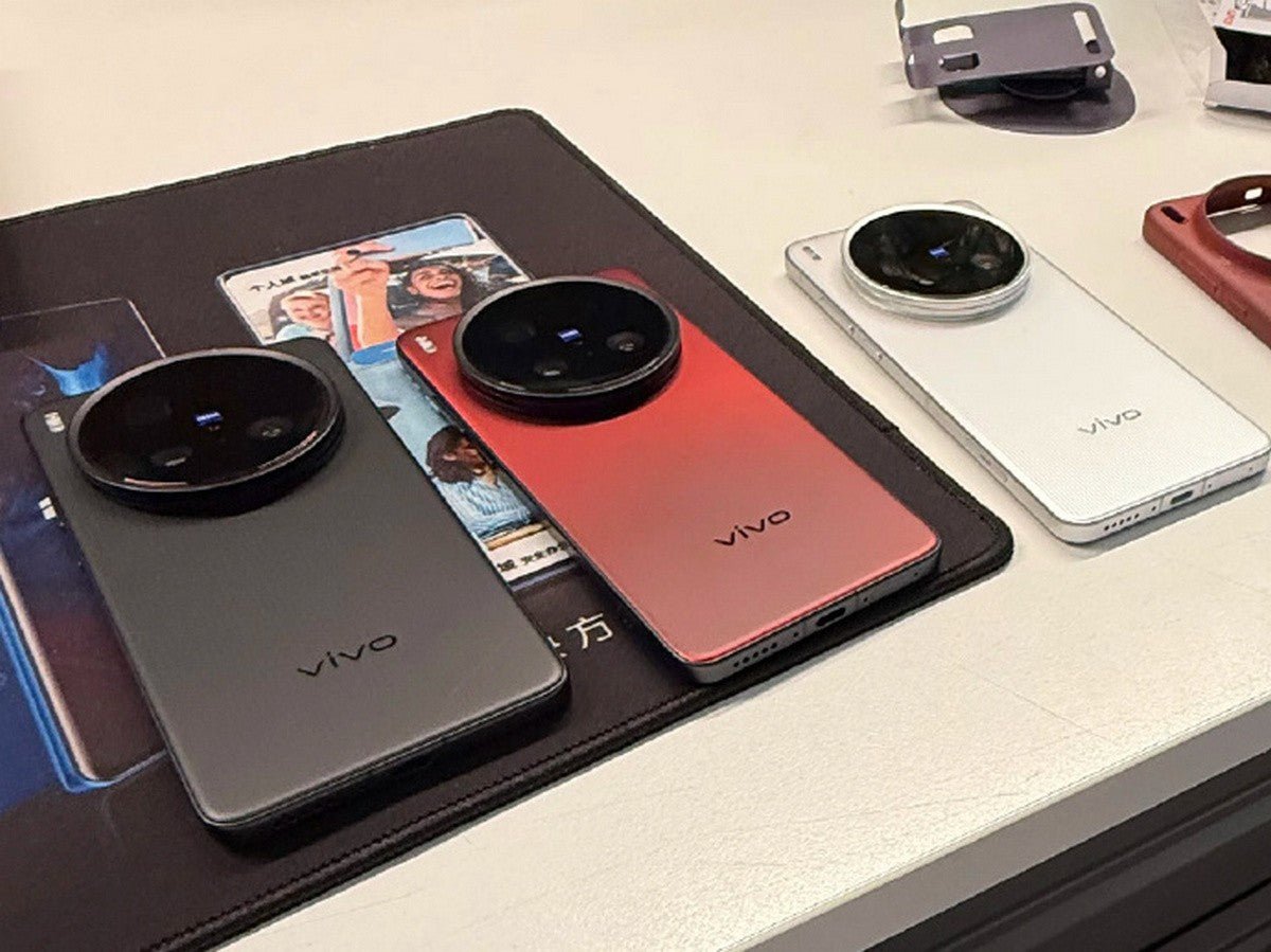 vivo X200 Ultra'un kutusundan çıkarılma videosu ortaya çıktı ve üç renk seçeneğini gösteren başka bir görüntü paylaşıldı