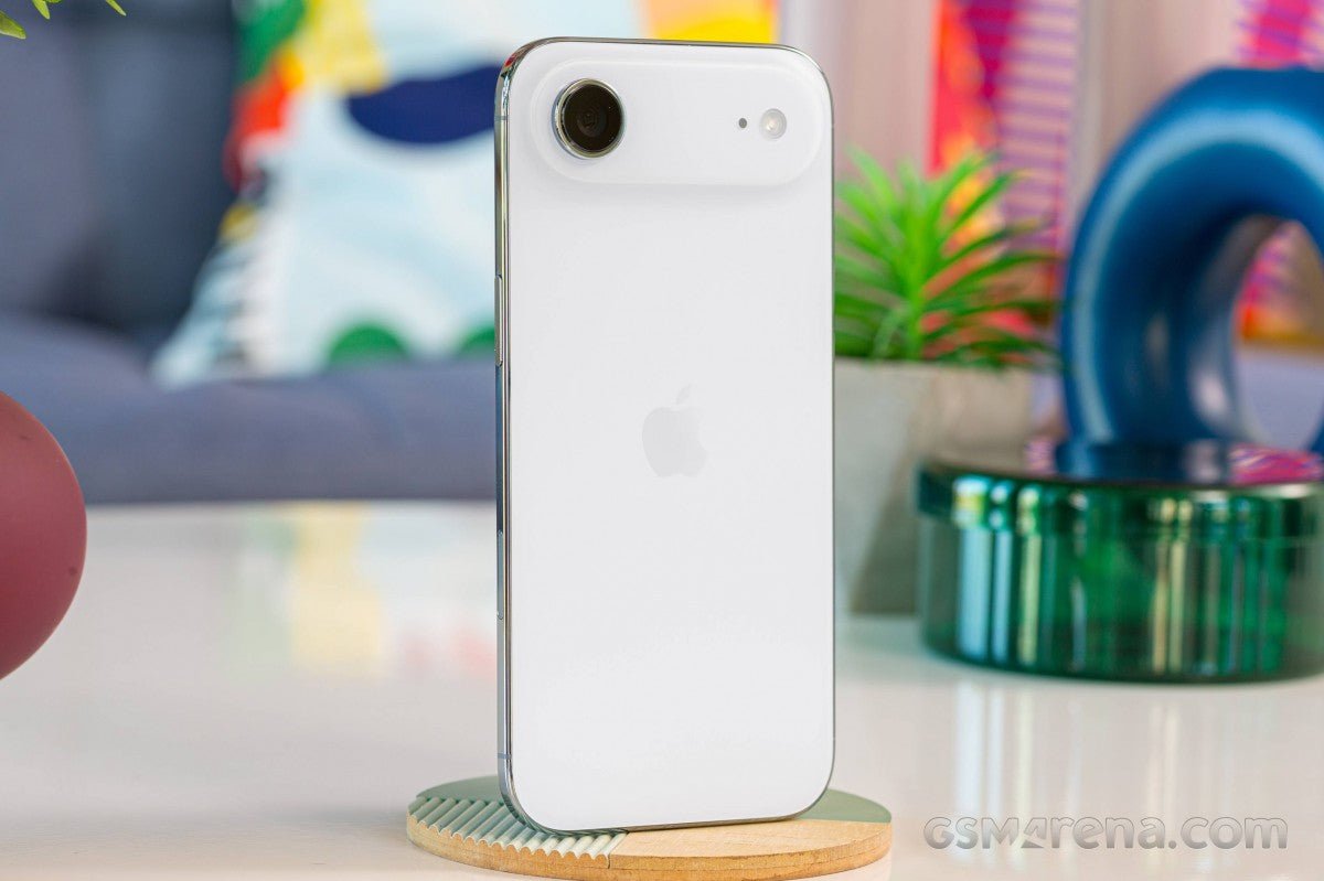 Yeni rapor, Apple'ın iPhone Air üretimini azaltmadığını iddia ediyor.